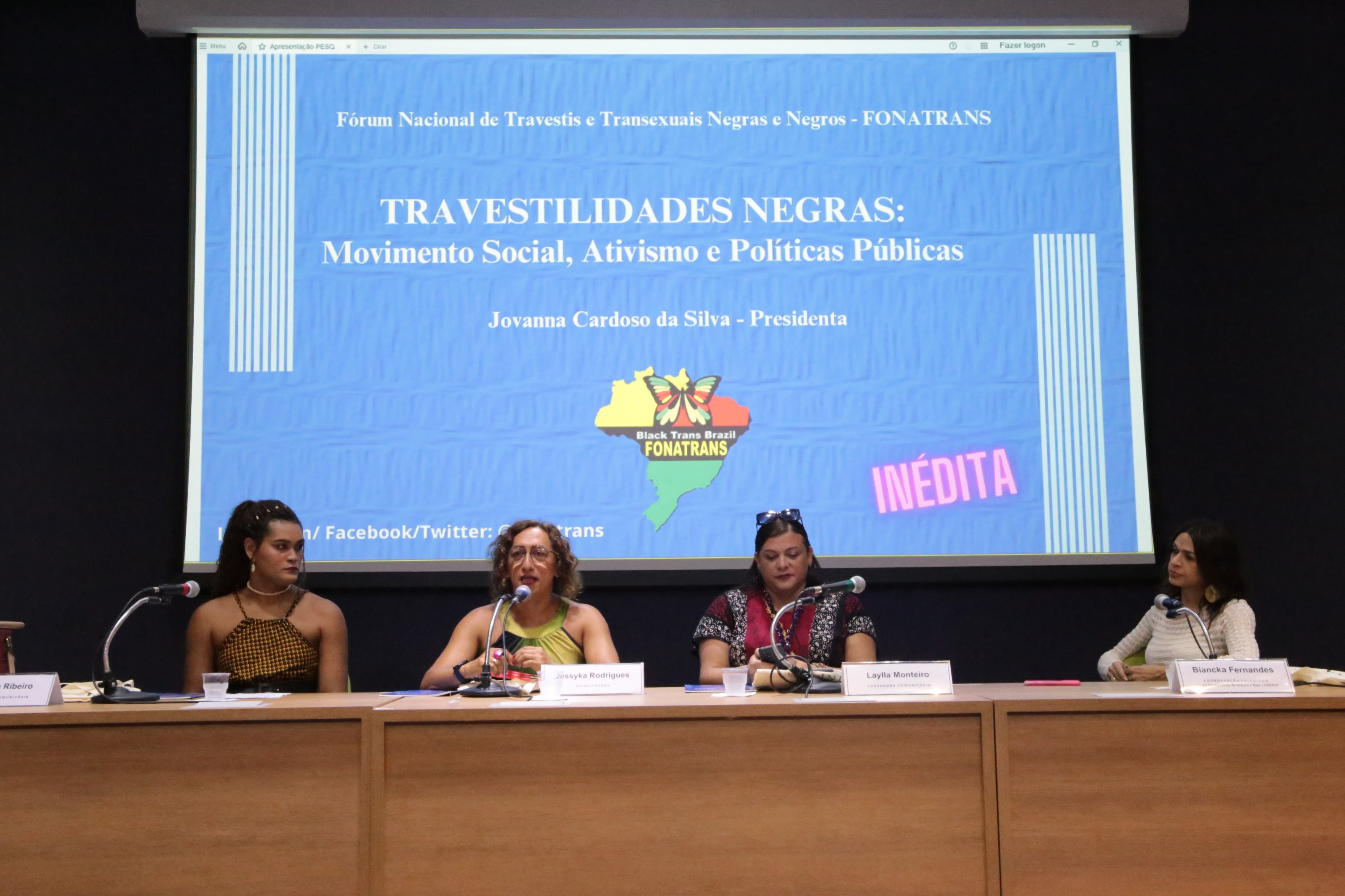 Sentadas em uma mesa comprida com um telão no fundo, da esquerda para direita estão: Carolina Ribeiro, Jessyka Rodrigues, Laylla Monteiro e Biancka Fernandes.