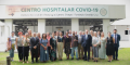 Foto: Bárbara Clara - Comitiva da Visita oficial. Foto com a comitiva formada por aproximadamente 20 pessoas perfiladas em frente ao Centro Hospitalar do INI/Fiocruz
