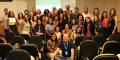 Alunos, professores e coordenadores do Curso de Vigilância em Saúde do INI e da SMS/RJ. Foto: Karina Burini Foto com cerca de 30 pessoas num auditório. São os alunos, professores e coordenadores do Curso de Vigilância em Saúde do INI e da SMS/RJ. Foto: Karina Burini