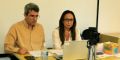 Foto: Renan Melgaço - Dr. Rodrigo Menezes e Dra. Mayumi Wakimoto em miniatura com os dois professores e coordenadores do curso do INI/Fiocruz 'Saúde Única numa perspectiva Global'. Foto em miniatura com os dois professores e coordenadores do curso Saúde Única numa perspectiva Global. Da esquerda para direita, Dr. Rodrigo Menezes e Dra. Mayumi Wakimoto. Ambos estão sentados atrás de uma mesa, tendo a frente um laptop aberto e uma câmara de filmagem.