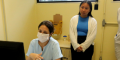 A estudante norte-americana Julia Nguyen tem aula no ambulatório no INI/Fiocruz Foto: Aluna de intercâmbio internacional observa residente usando o computador dentro do consultorio.