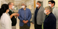 Pesquisadores da Einstein College of Medicine visitam o Centro Hospitalar do INI. Na foto, Alessandro Quesada, Rodrigo Paes, Rosely Zancopé, Joshua Nosanchuk, Scott Rubin Foto dos visitantes no corredor do Centro Hospitalar do INI. Na foto, Alessandro Quesada, Rodrigo Paes, Rosely Zancopé, Joshua Nosanchuk, Scott Rubin