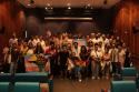 Todos os participantes e palestrantes do evento se posicionam na frente do palco do Museu da Vida para uma foto final em conjunto.