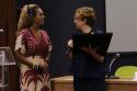 Dra. Valdiléa Veloso segura a hoemenagem enquanto fala olhando para Dani Balbi.