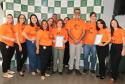 Foto com 11 pessoas, vestidas com camiseta laranja em homenagem ao Dia Mundial da Segurança do Paciente.