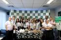 Foto com varias pessoas posando, em formação paralela. 