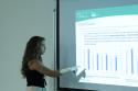 Aluna do INI realizando apresentação de seu trabalho.