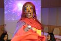 Foto da artista Negrynni Venture, vestida com roupas coloridas vermelha e amarela, dublando a música: Where have you been, Rihanna.
