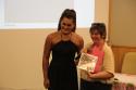 A pesquisadora e chefe do CEP do INI, Dra. Sandra Wagner, recebe homenagem das mãos da Carolina Ribeiro. 