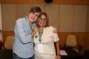 Foto do Dr. Estevão Portela abraçado com a vice-diretora de gestão do INI, Solange Siqueira.