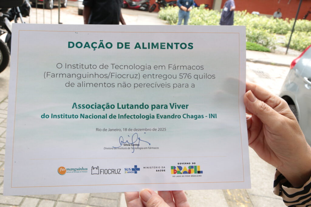 Associação de Pacientes do INI recebe doação de Farmanguinhos